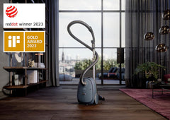 AEG CLEAN 6000 AB61C2DB Staubsauger mit Beutel / hohe Saugleistung / inkl. Polsterdüse / 50 % Recyclingkunststoff / ideal für Haustierbesitzer / Reinigen von Polstern / 12 m Kabel / 750 W / Blau